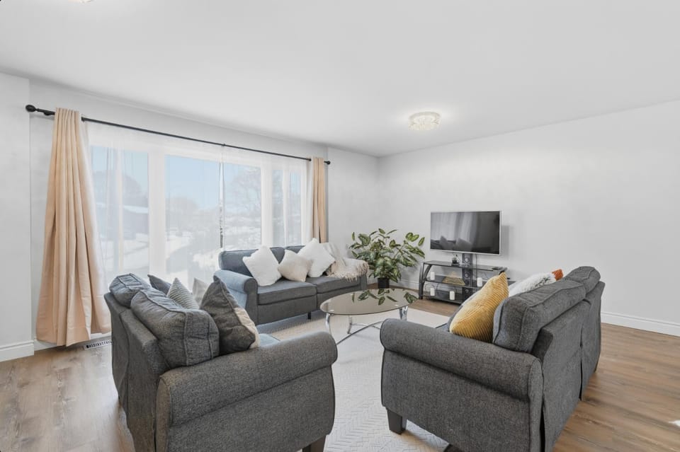 Communal lounge/ TV room, TV and multimedia, Living room, Seating area, Evening entertainment