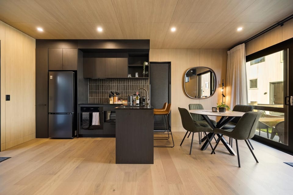 Kitchen or kitchenette, Dining area