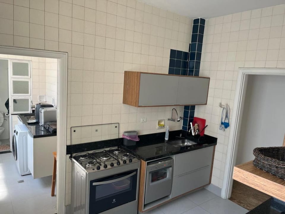 Pitangueiras in front of the beach - 3 bedrooms, renovated apartment Apartment in State of São Paulo