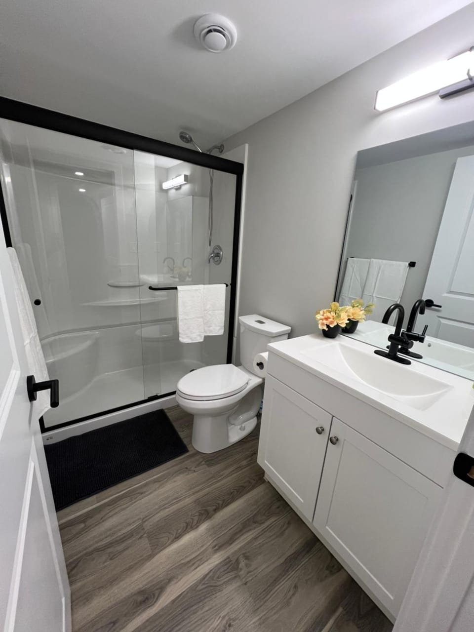 Shower, Toilet, Property building, Bathroom, towels