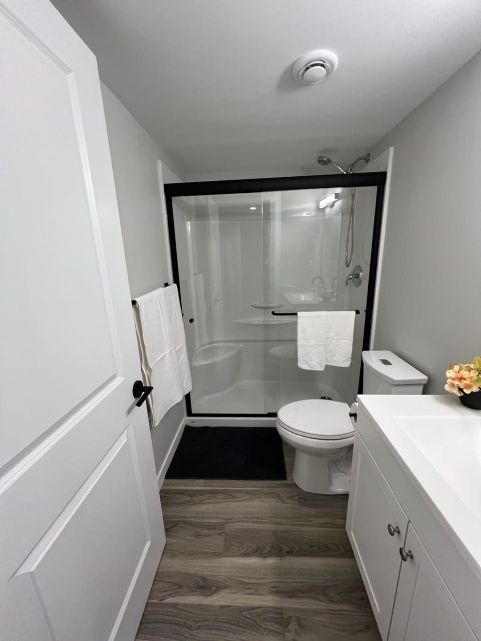 Shower, Toilet, Property building, Bathroom