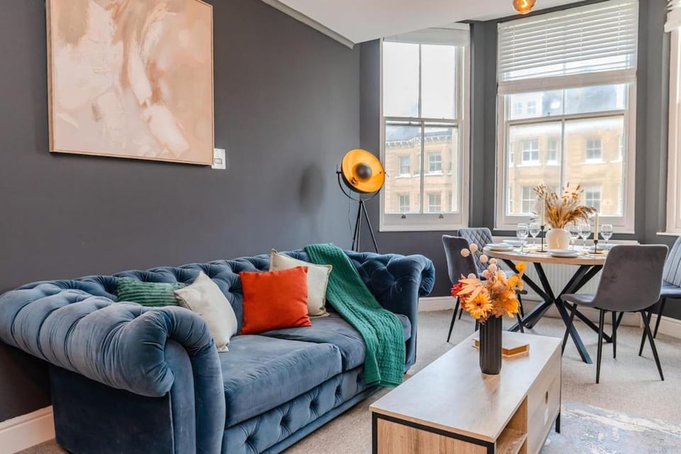 Seaview 3 bedroom Apartment Sleep 8 Guests Apartment in Hove