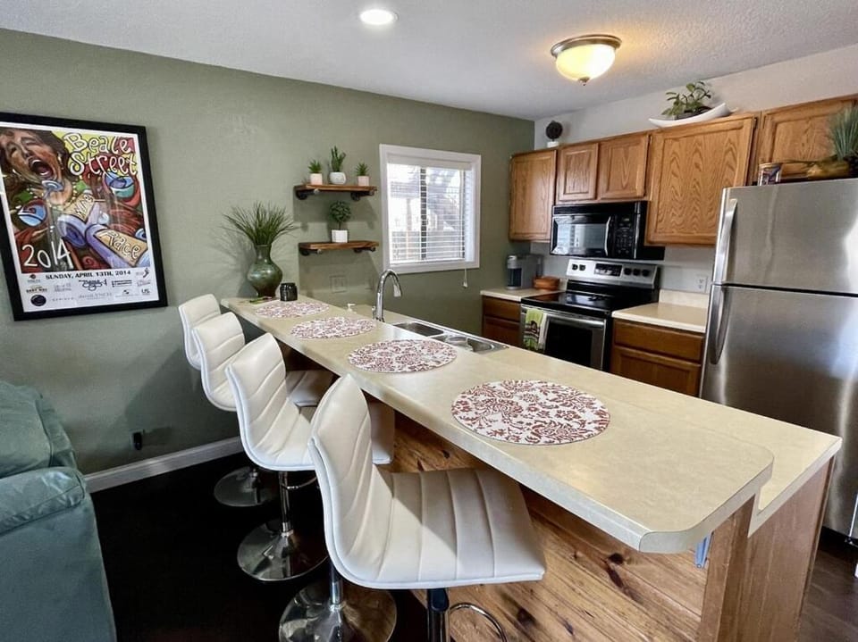 Kitchen or kitchenette, Seating area, dishwasher