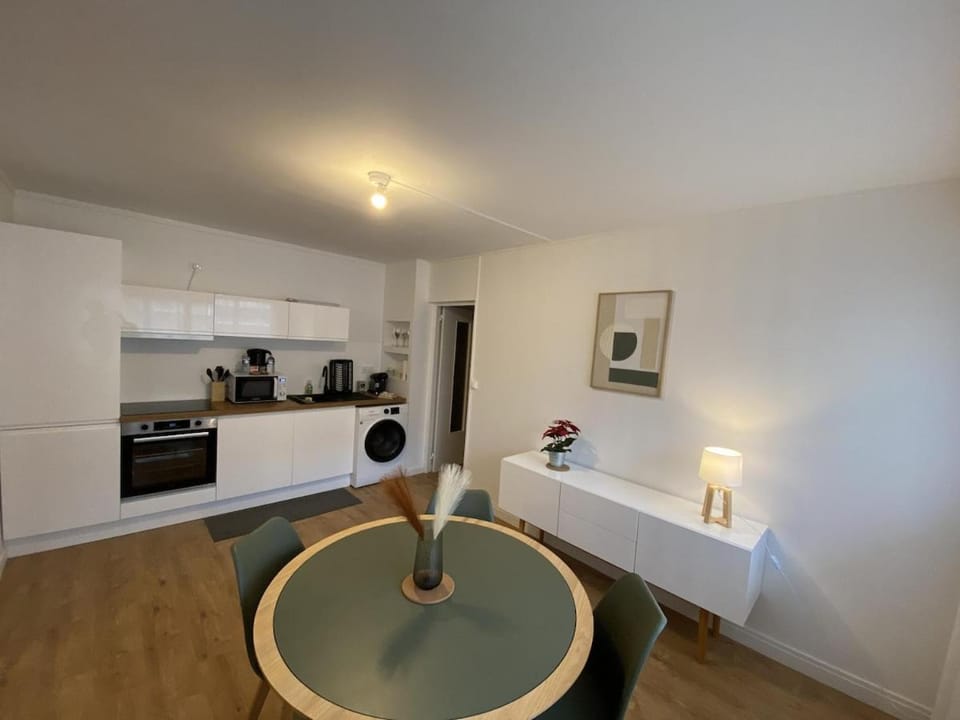 Kitchen or kitchenette, Dining area, stove