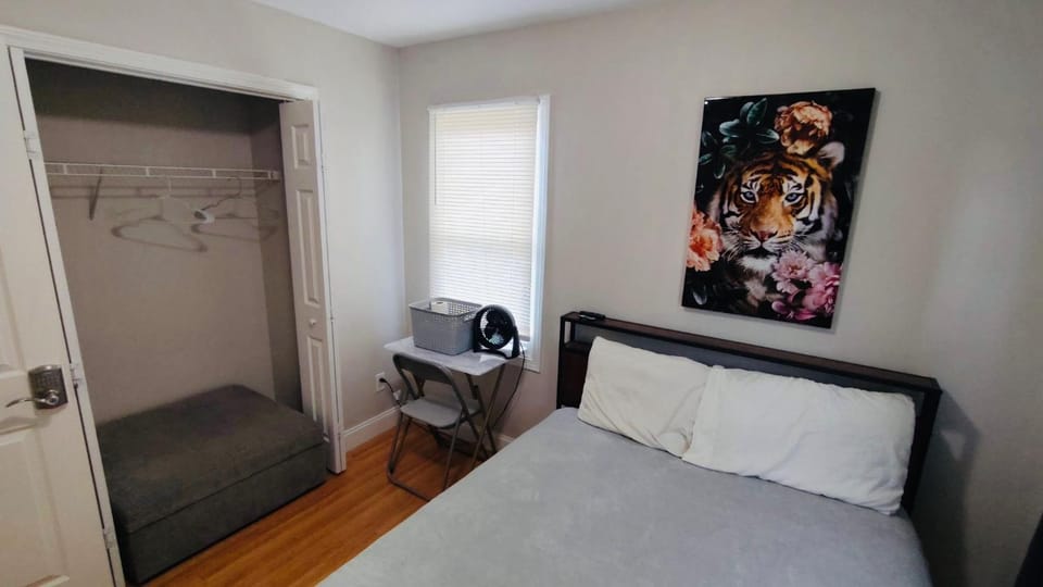 Photo of the whole room, Bedroom, wardrobe