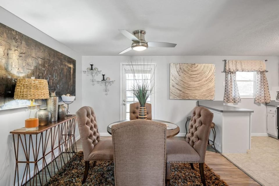Stylish Haven 11 Minutes from the Richmond Airport House in Richmond