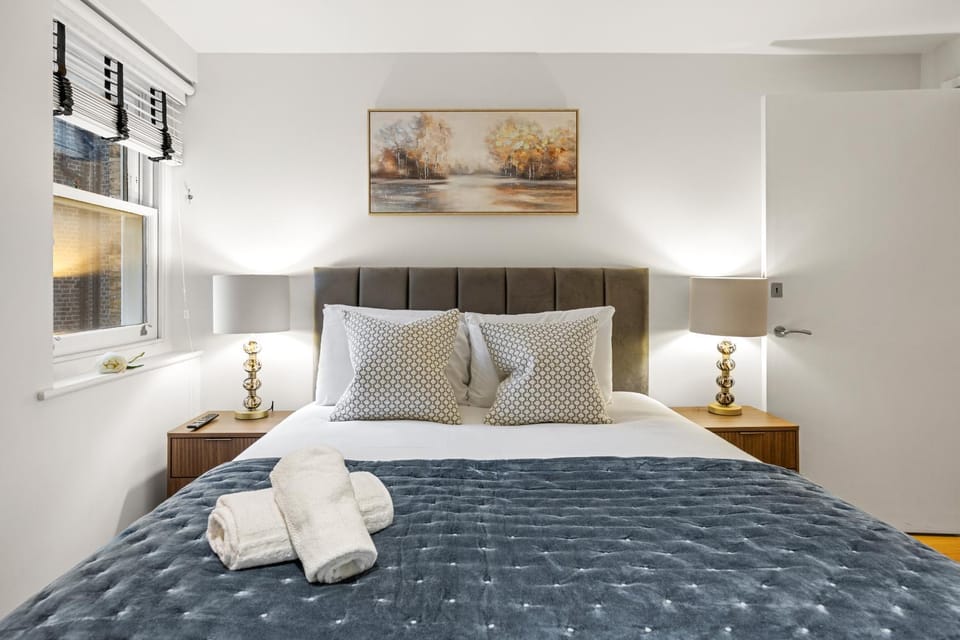 Bed, Photo of the whole room, Bedroom, towels
