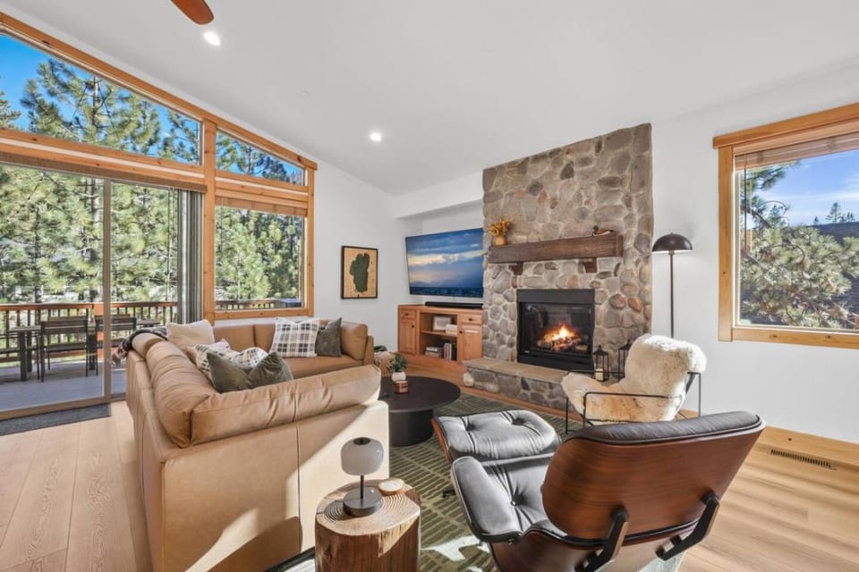 Evergreen Getaway Pet Friendly in SLT w Hot Tub House in Sierra Nevada