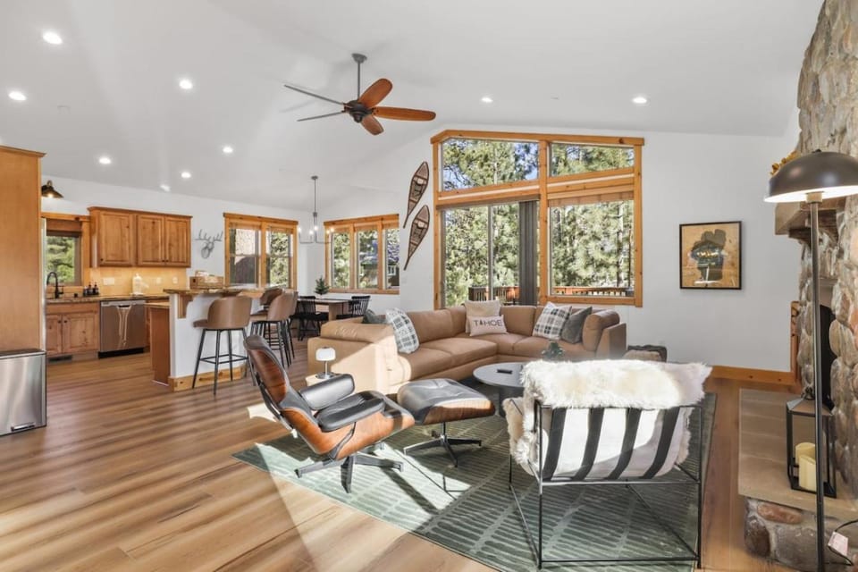 Evergreen Getaway Pet Friendly in SLT w Hot Tub House in Sierra Nevada