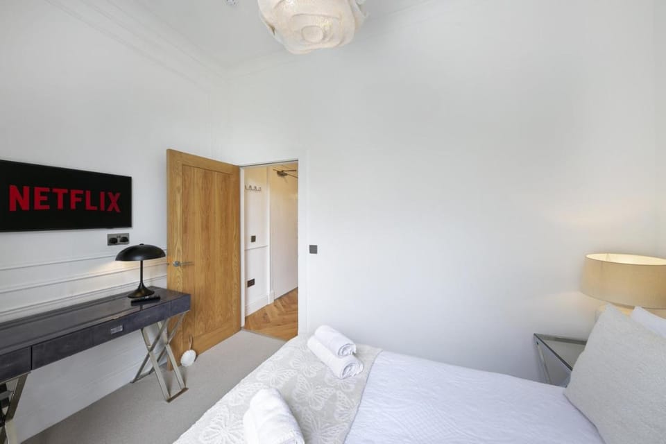 Bed, TV and multimedia, Bedroom, towels