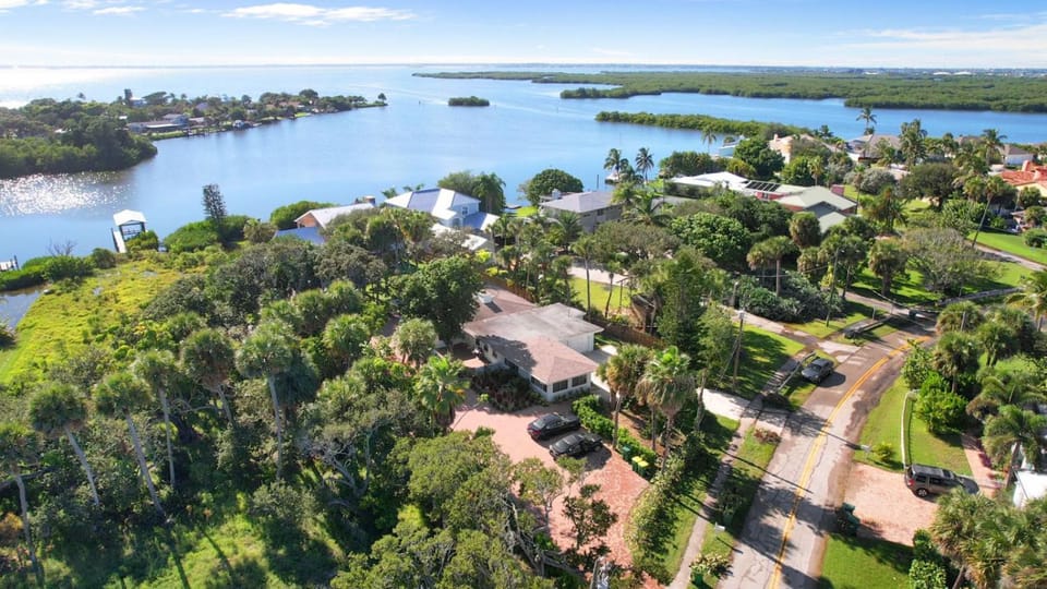 Mermaid Cottage Cozy 2 bed Cocoa Beach Getaway Apartment in Cocoa Beach