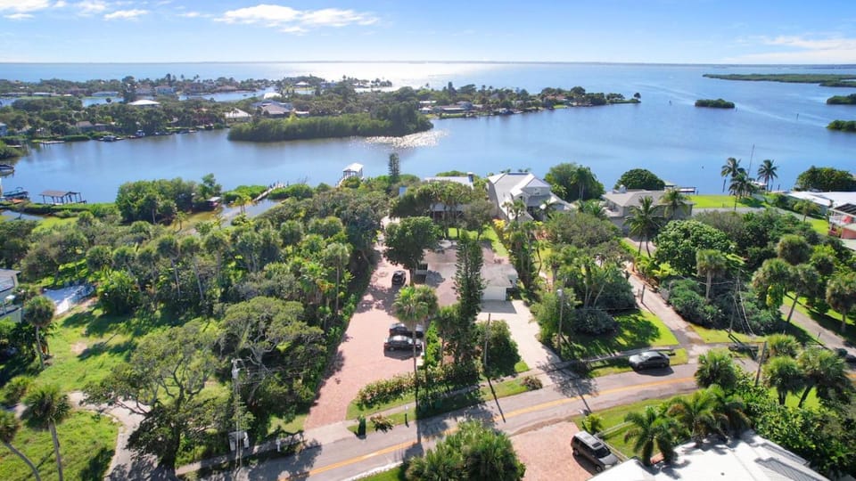 Mermaid Cottage Cozy 2 bed Cocoa Beach Getaway Apartment in Cocoa Beach
