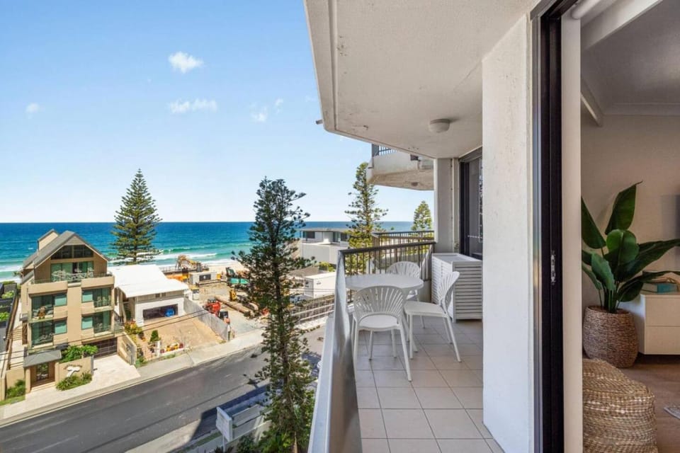 Carrington Coastal Escape - Views, Wi-fi, Parking Apartment in Surfers Paradise