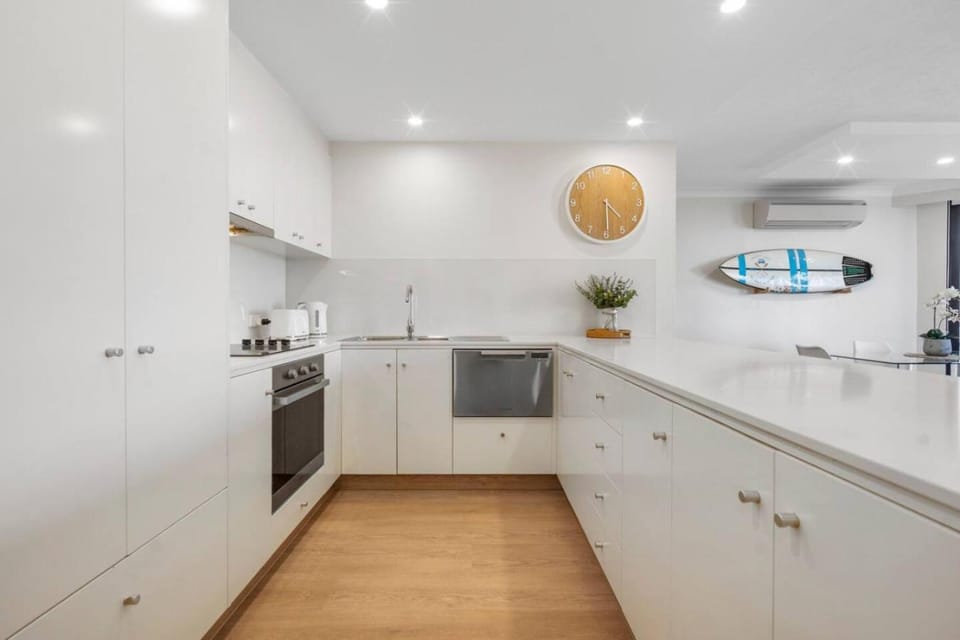Carrington Coastal Escape - Views, Wi-fi, Parking Apartment in Surfers Paradise