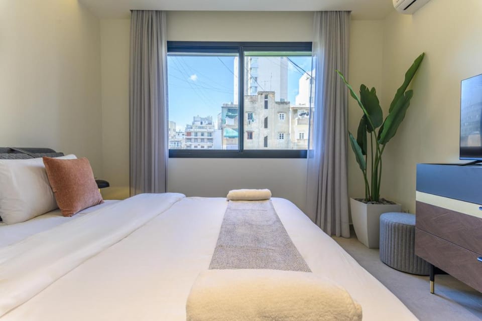 Bed, TV and multimedia, Bedroom, towels, air conditioner