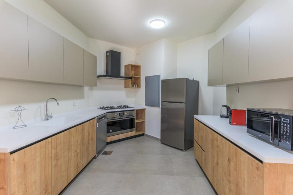 Coffee/tea facilities, dishwasher, microwave, oven, stove, kitchen