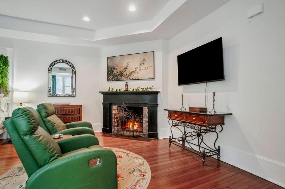 Victorian Garden Studio - Steps from Forsyth Park Apartment in Savannah