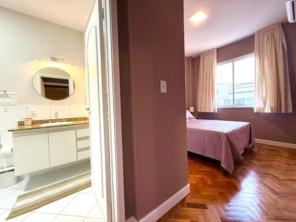 Gorgeous 2 bedroom home one block from beach Apartment in Rio de Janeiro