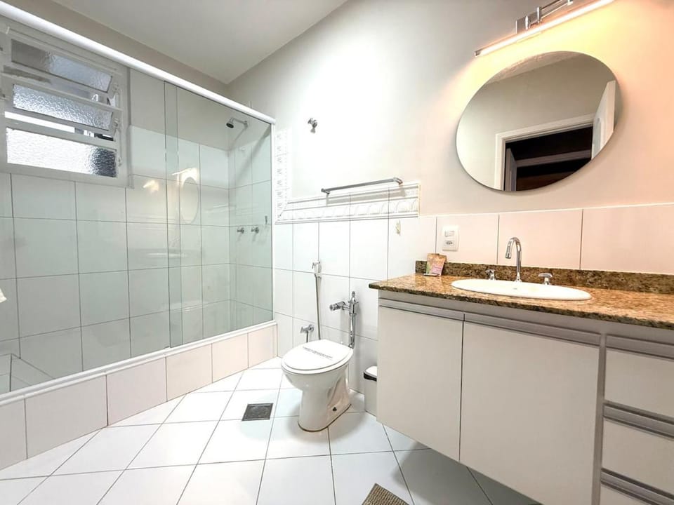Gorgeous 2 bedroom home one block from beach Apartment in Rio de Janeiro