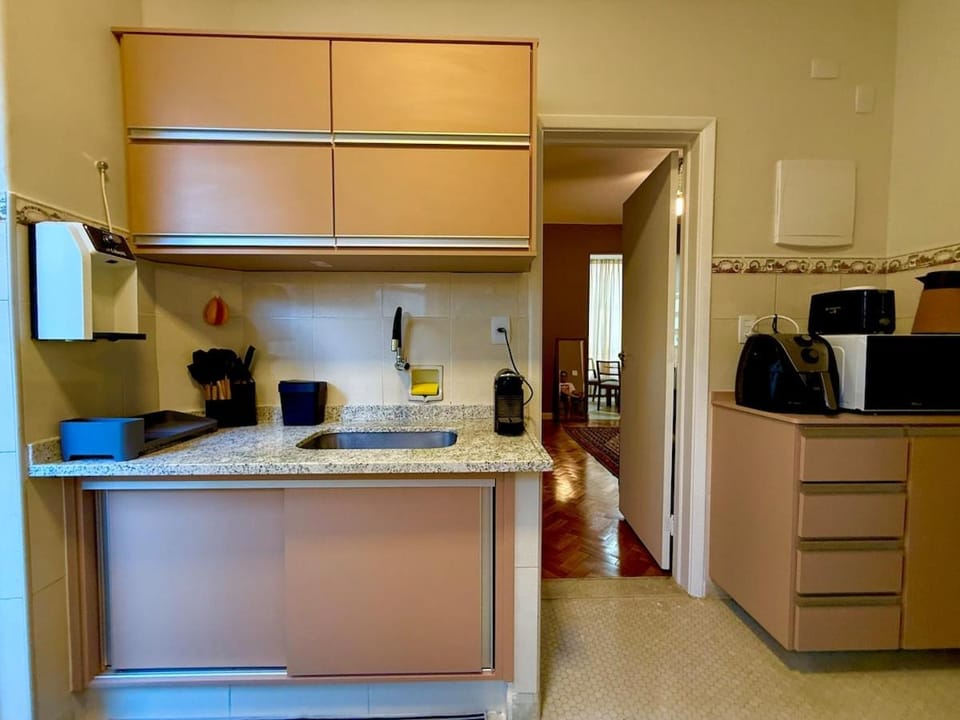 Gorgeous 2 bedroom home one block from beach Apartment in Rio de Janeiro