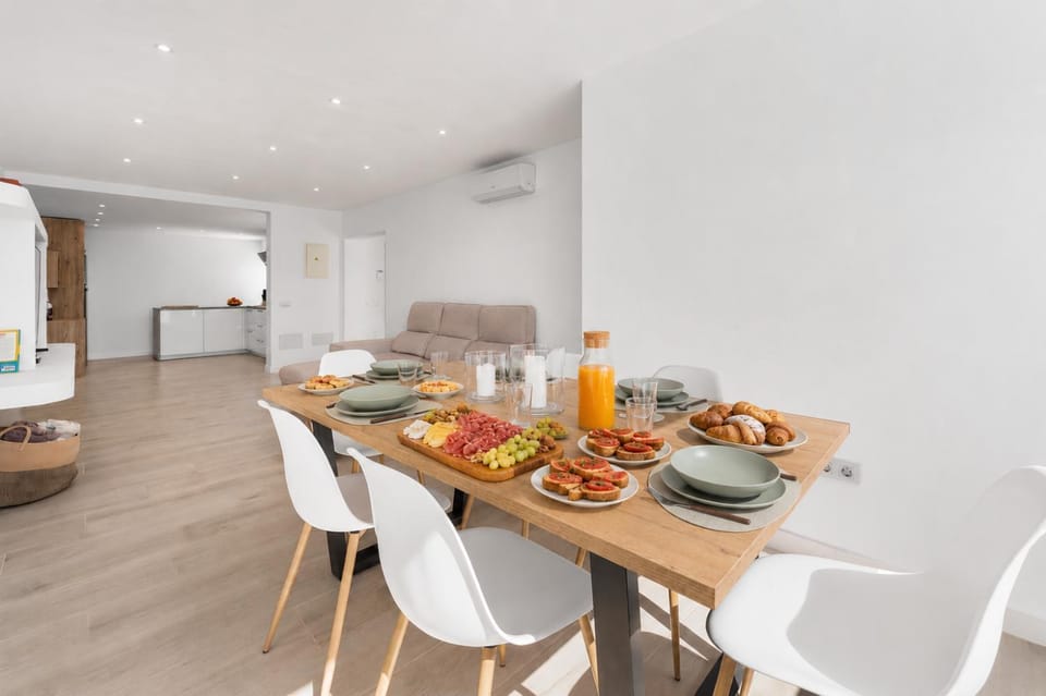 Dining area, Food