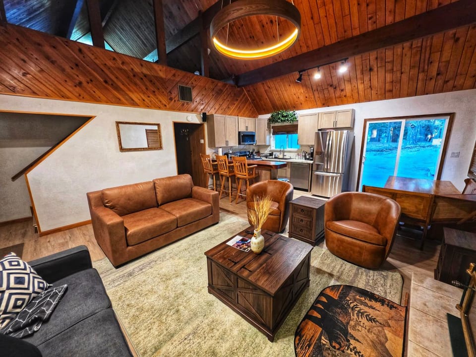 Cozy Cabin Retreat with a Hot Tub Cabin in Running Springs