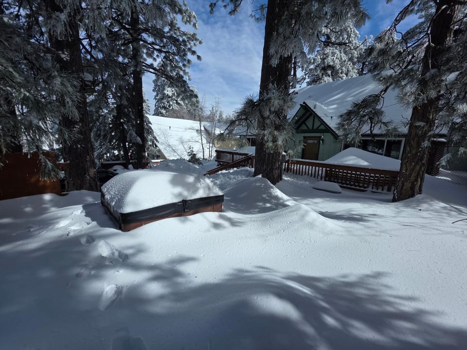 Cozy Cabin Retreat with a Hot Tub Cabin in Running Springs