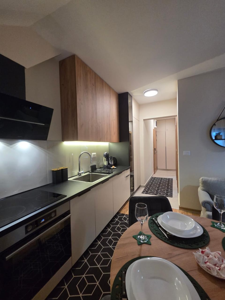 Kitchen or kitchenette, Dining area