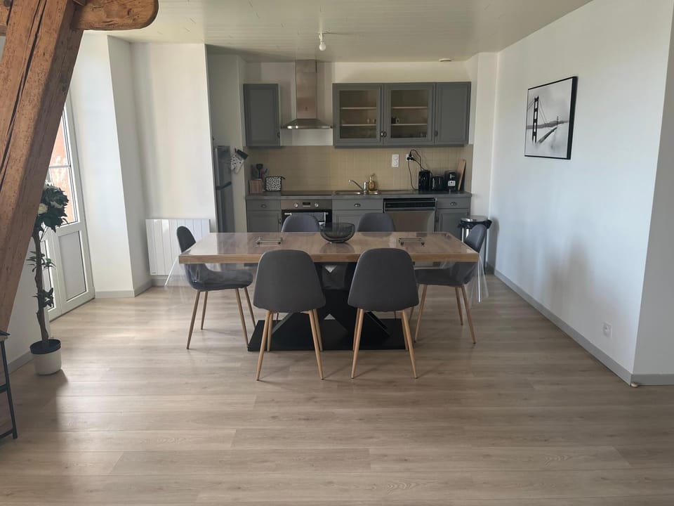 Kitchen or kitchenette, Dining area