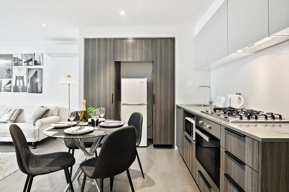 Luxury 2 Bedroom Docklands Melbourne Apartment with Pool, Gym, Free Parking & Skyline Views Apartment in Melbourne