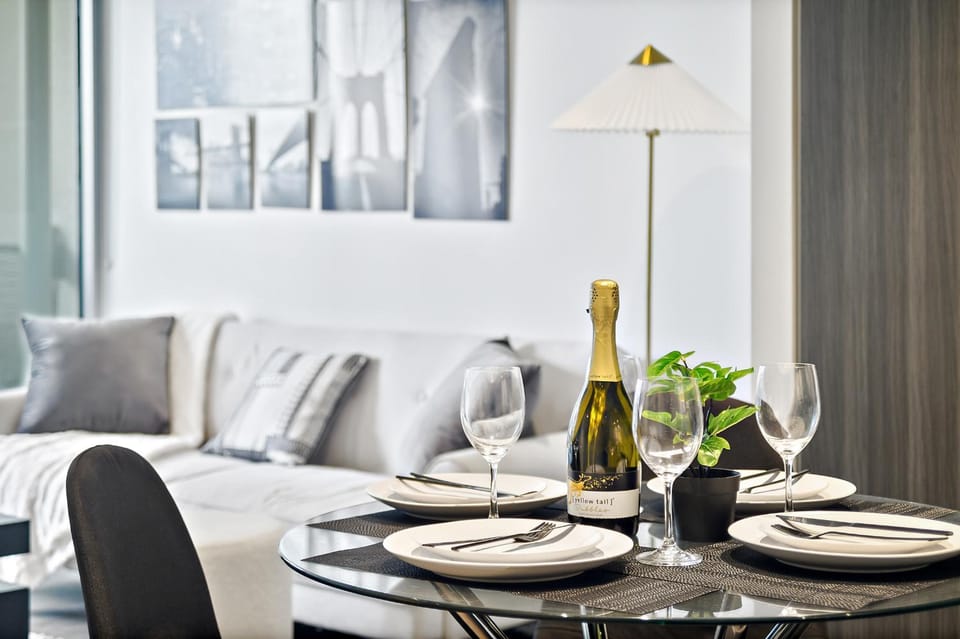 Luxury 2 Bedroom Docklands Melbourne Apartment with Pool, Gym, Free Parking & Skyline Views Apartment in Melbourne