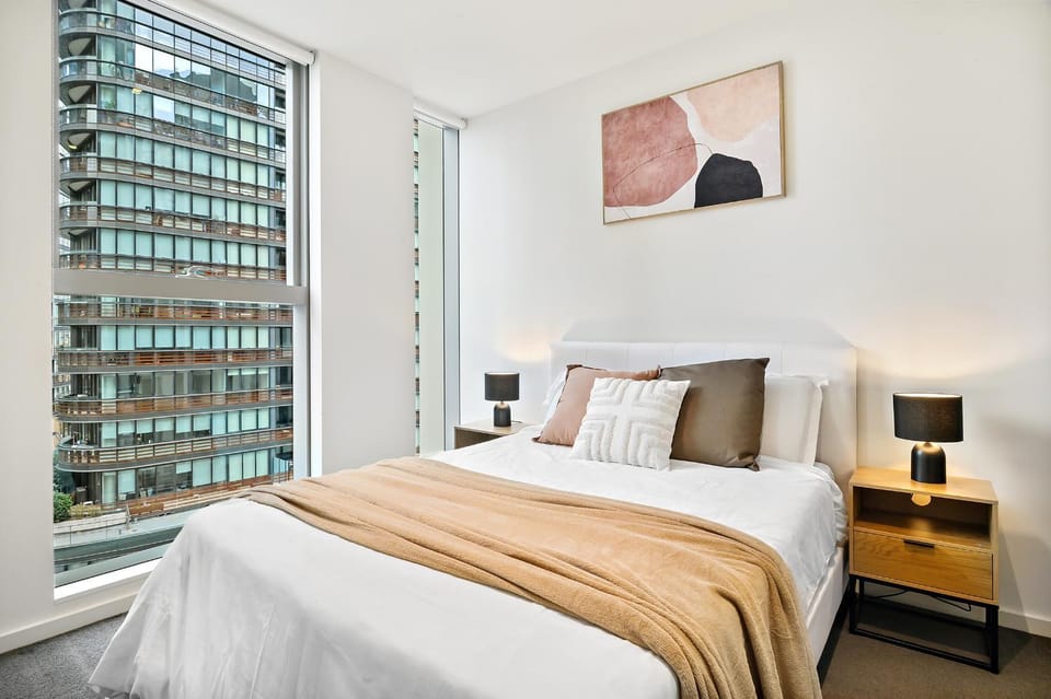 Luxury 2 Bedroom Docklands Melbourne Apartment with Pool, Gym, Free Parking & Skyline Views Apartment in Melbourne
