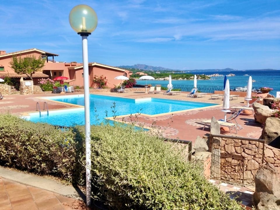 Swimming pool, sunbed