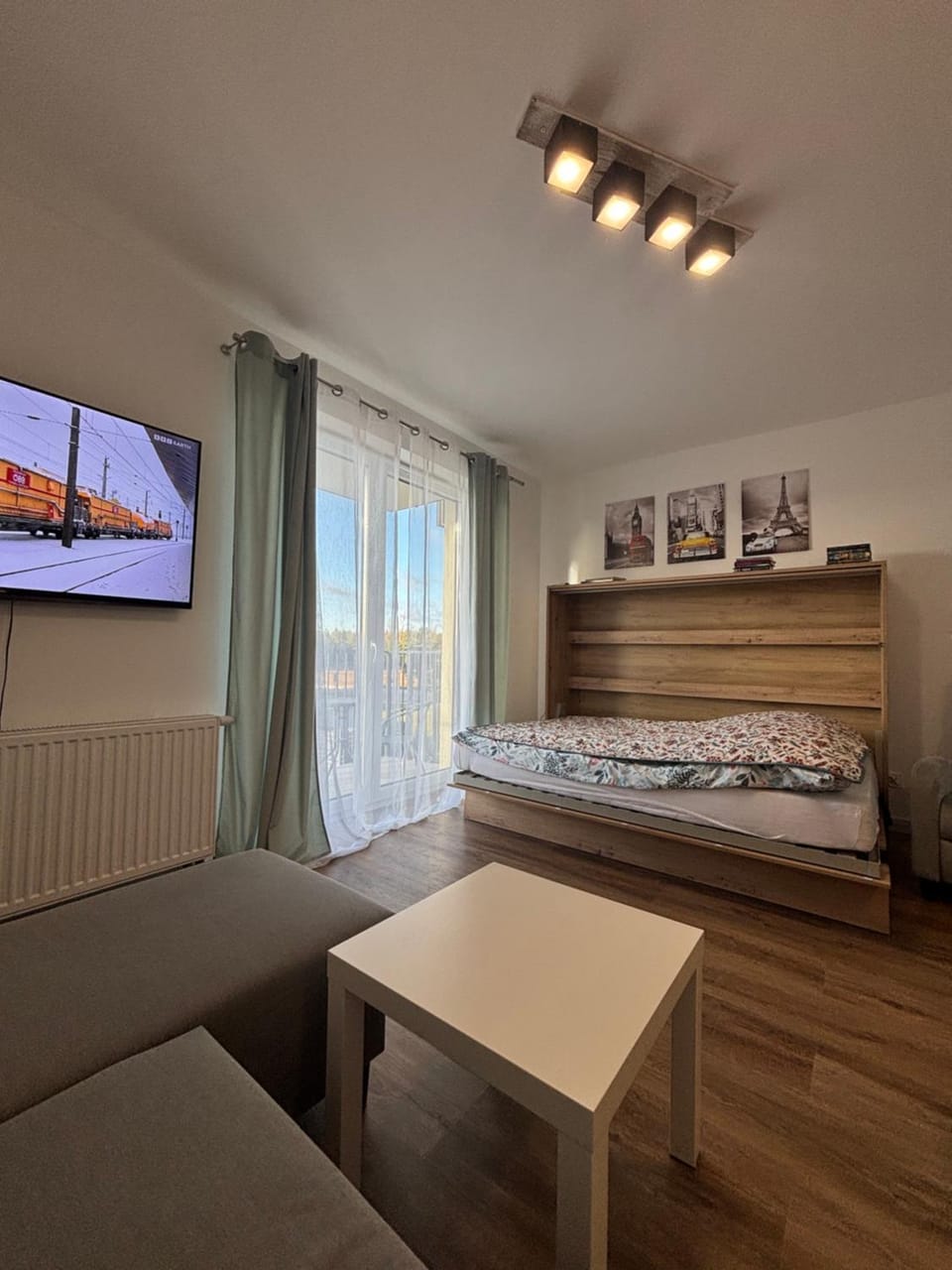 Communal lounge/ TV room, Bed, TV and multimedia, Photo of the whole room, Seating area, Evening entertainment, Bedroom