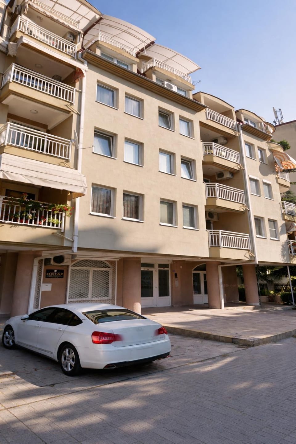 Property building, Facade/entrance, Balcony/Terrace, City view, Location, Parking