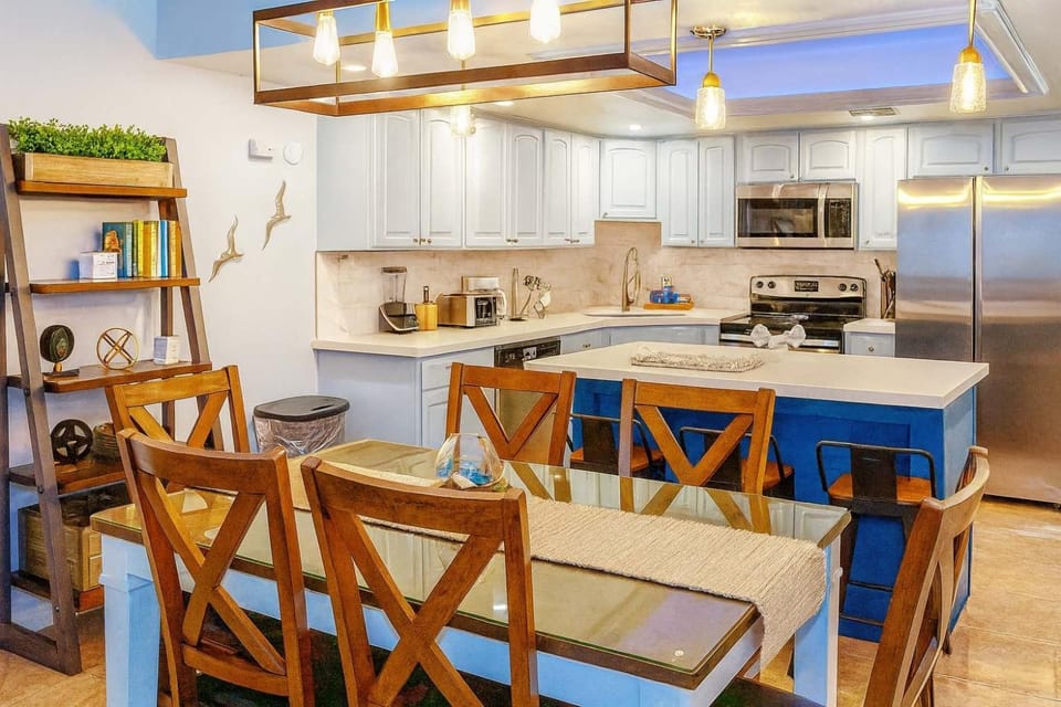 Sleeps 10 Direct Beach Heated Pool apts Apartment in South Padre Island