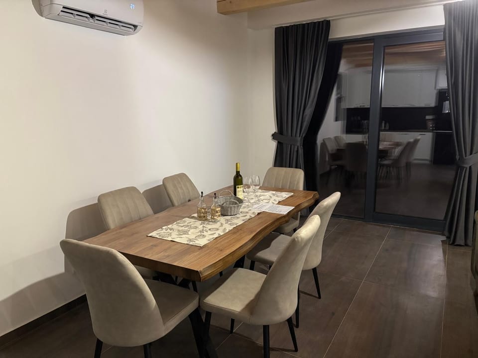 Seating area, Dining area, air conditioner
