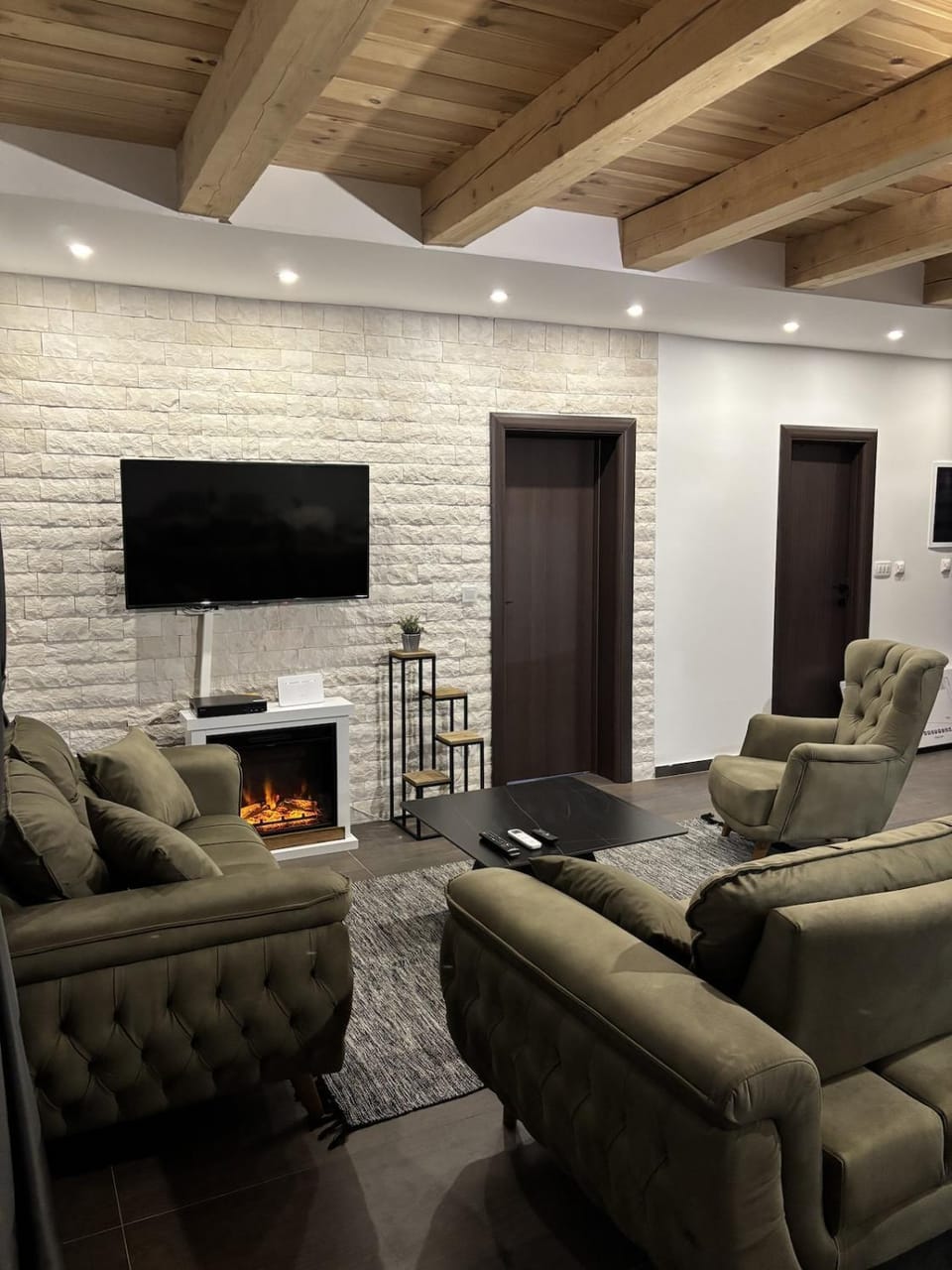 Communal lounge/ TV room, Communal lounge/ TV room, TV and multimedia, Living room, Seating area, Evening entertainment