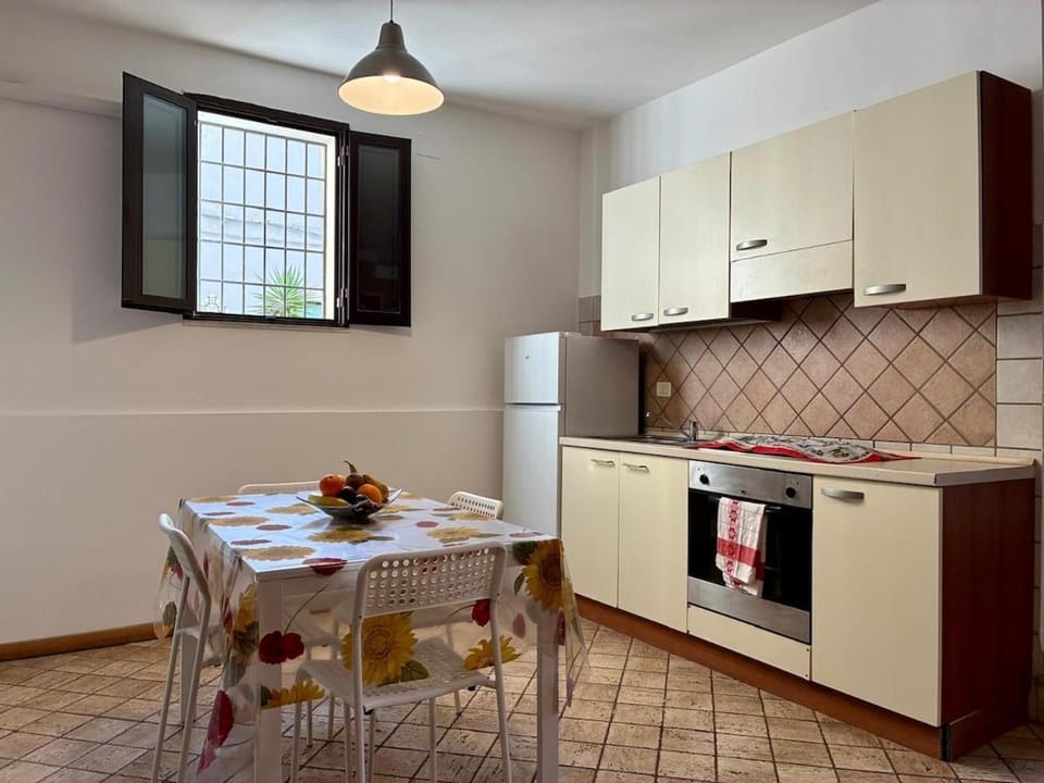 Kitchen or kitchenette, microwave, stove