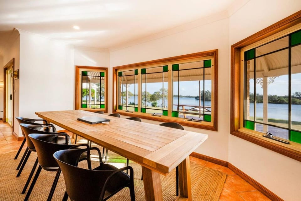 Crystal Palms - Oceanstays - Riverside House in Yamba