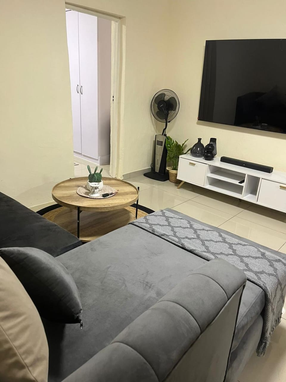 Royaltics place - one bedroom with a pool Apartment in Roodepoort