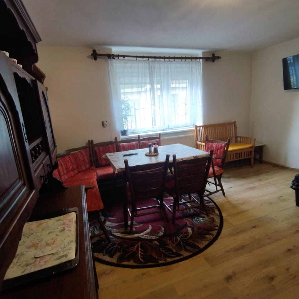 TV and multimedia, Seating area, Dining area