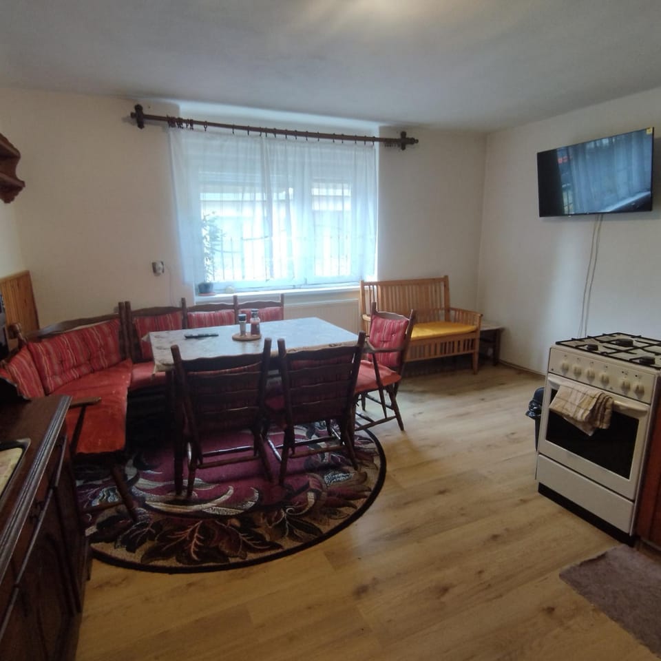 TV and multimedia, Seating area, Dining area