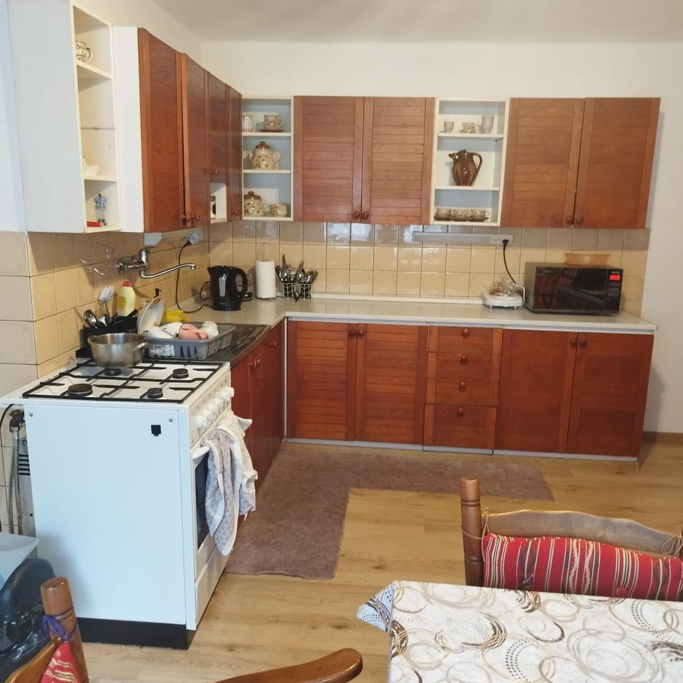 Coffee/tea facilities, Kitchen or kitchenette, stove
