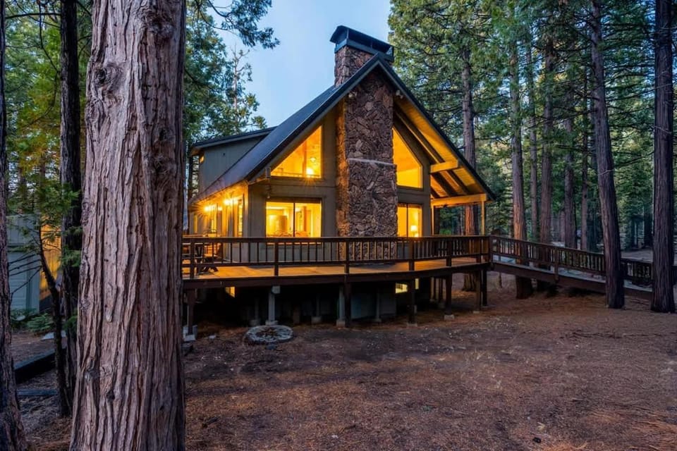 Kokanee Hideaway-Family Friendly 5BR Epic Game Room House in Shaver Lake