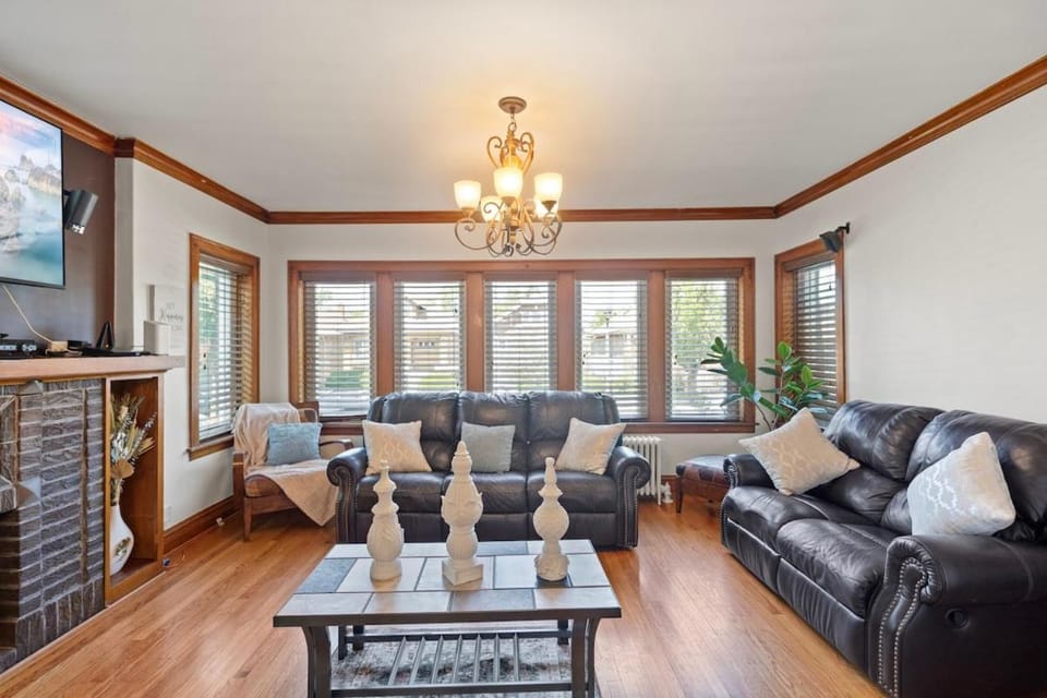 Gold Coast Oasis 2BR Home Near Airports, Game Room, FirePit House in Berwyn