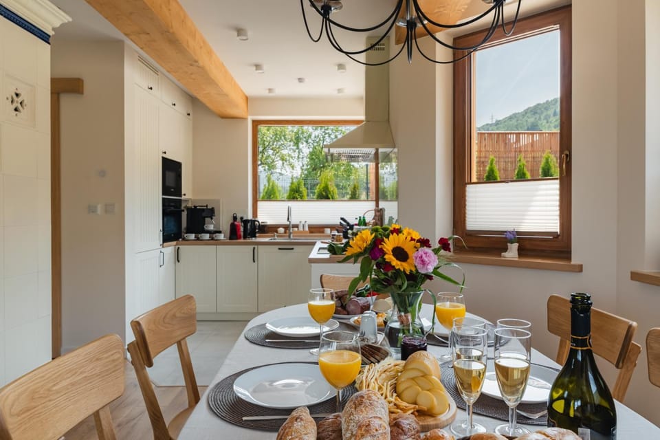 Kitchen or kitchenette, Dining area