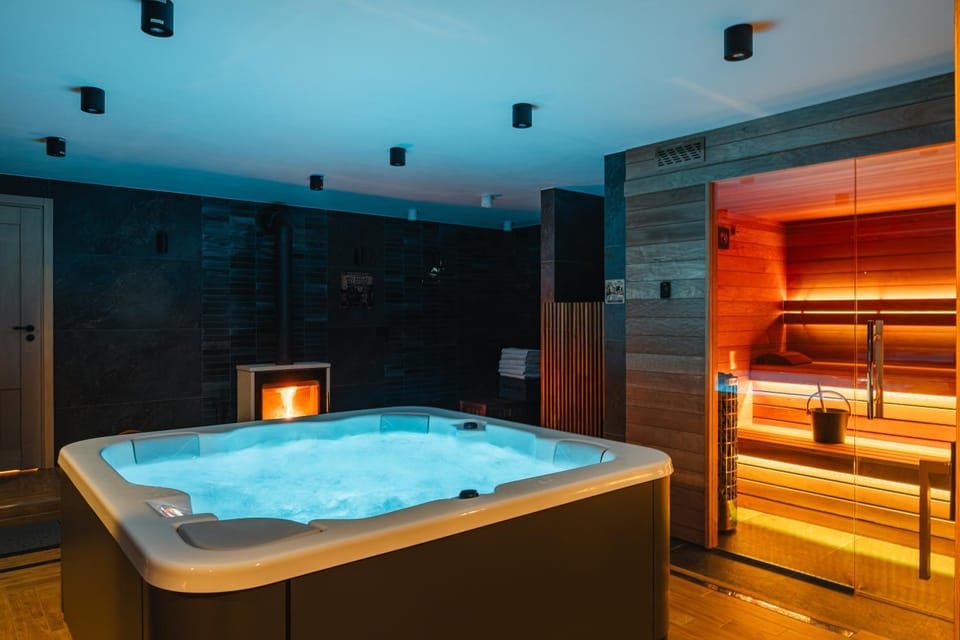 Hot Tub, Sauna, fireplace