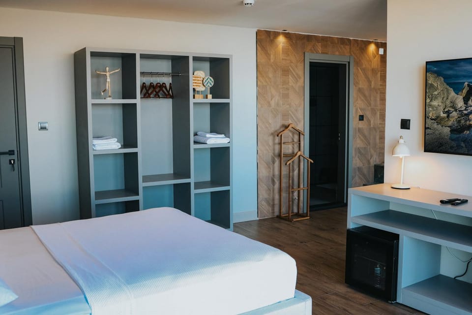 Photo of the whole room, Bedroom, wardrobe