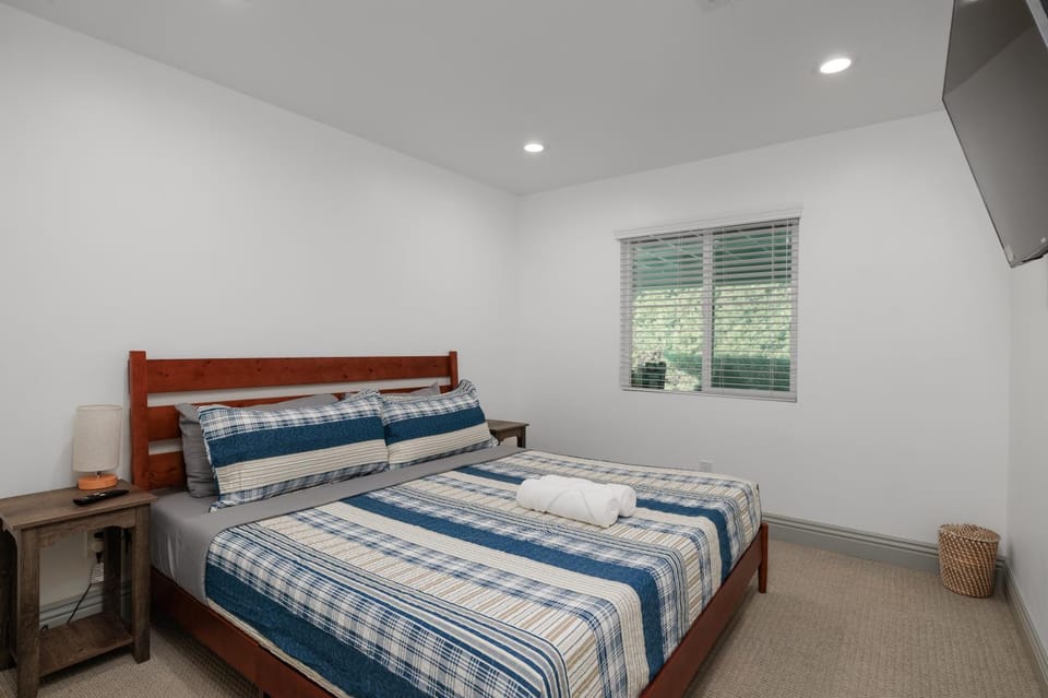TV and multimedia, Photo of the whole room, Bedroom